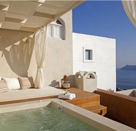 4 Bedroom Villa with Jacuzzi in Oia on Santorini, Sleeps 8
